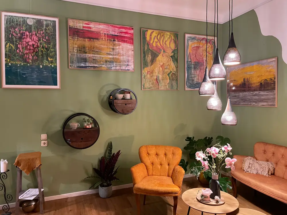 Praxisraum mit ausgestellter Kunst der Herz & Hand Heilpraxis